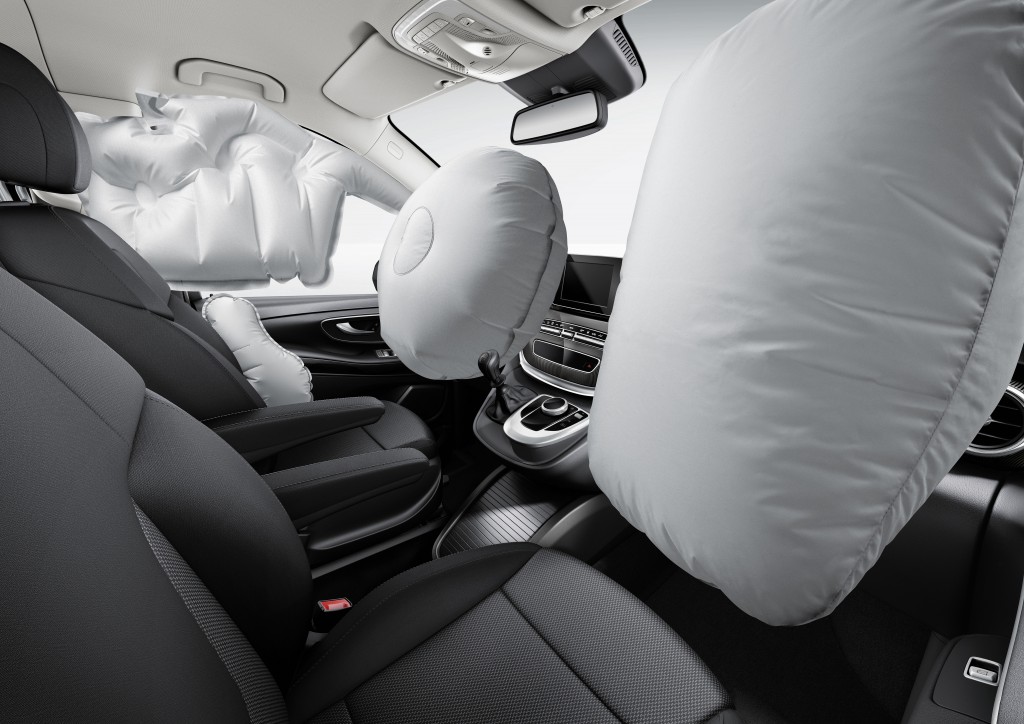 In einem Auto befinden sich neben dem Airbag im Lenkrad noch vier weitere Kunststoffsäcke, die alle Insassen schützen