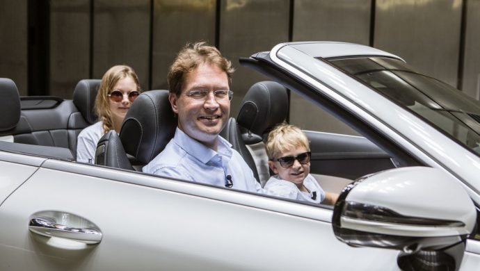 Die beiden Genius Kinderreporter Emma und Nick im Mercedes-Benz Windkanal in Sindelfingen; Interview mit Daimler Vorstandsmitglied Ola Källenius