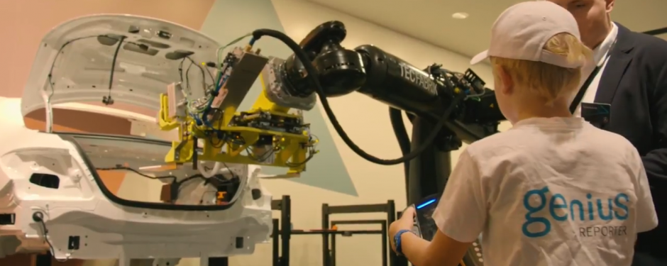 Genius Kinderreporter Nick auf der IAA Pkw 2017 beim Einbau einer Autobatterie in eine Karosserie - ganz einfach mit dem Roboter